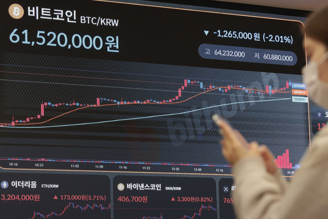 미국 증권거래위원회(SEC) 소셜미디어 엑스(X 옛 트위터)계정이 해킹당해 '비트코인 현물 상장지수펀드(ETF)가 승인 됐다'는 보도가 해킹에 의한 가짜뉴스로 밝혀진 10일 서울 서초구 빗썸 고객지원센터 전광판에 비트코인 등 가상화폐의 실시간 거래가격이 표시돼 있다. 연합뉴스