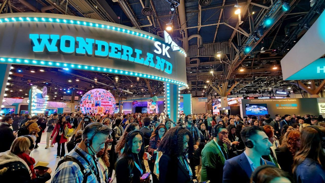 CES 2024의 SK그룹 통합 부스 ‘SK 원더랜드’ 입구에 대규모 관람객들이 몰려 있다. [SK 제공]