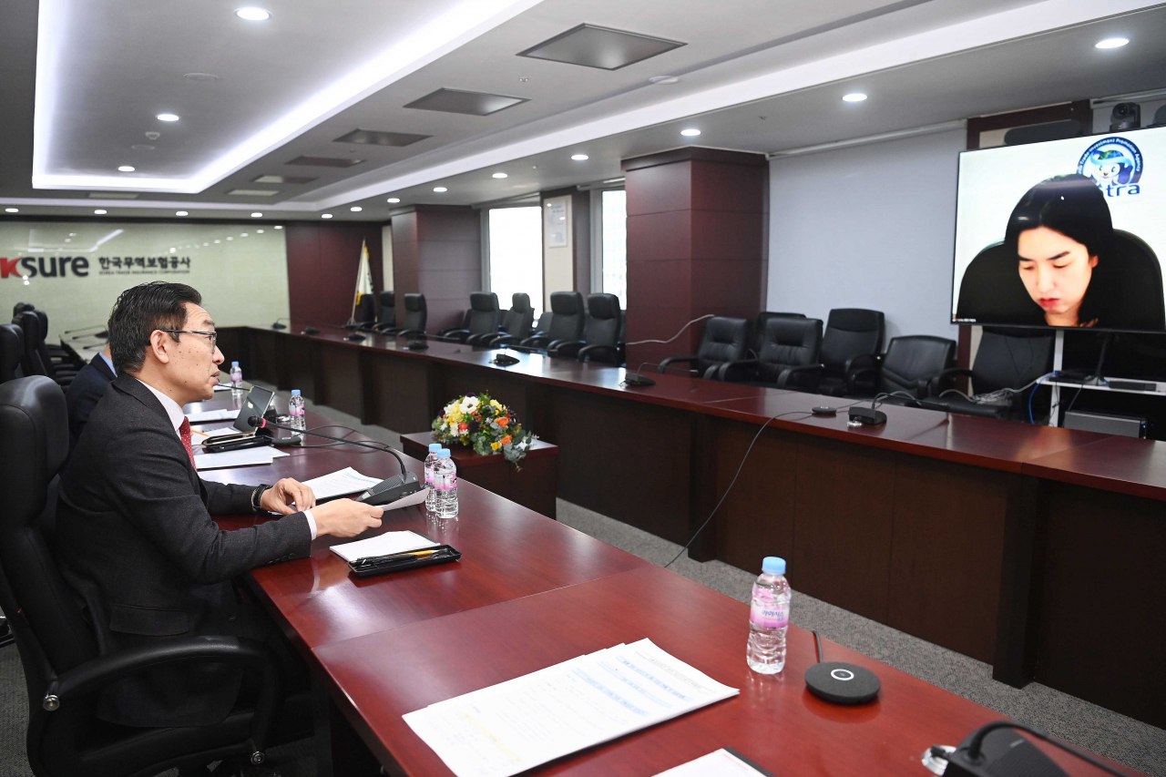김완기 산업통상자원부 무역투자실장이 12일 오후 서울 종로구 한국무역보험공사에서 열린 중동지역 해상물류 긴급 상황 점검을 위한 '수출 비상 대책반' 회의에서 코트라 사우디아라비아 무역관을 연결해 현지 상황을 점검하고 있다.[산업통상자원부 제공]