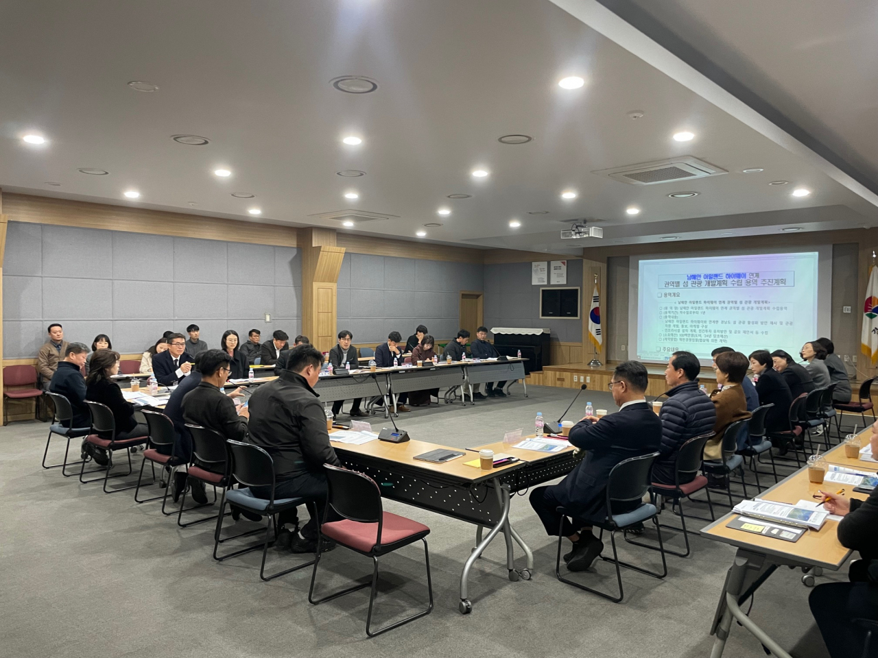 지난 11일 경남도청에서 경남도-남해안 7개 시·군 간 협력 회의가 진행되고 있다. [사진=경남도]