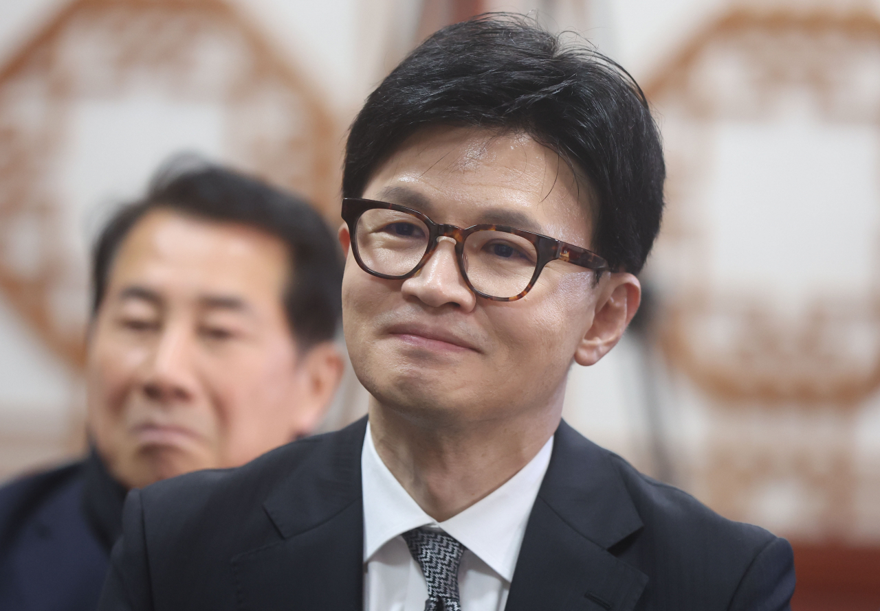 한동훈 국민의힘 비상대책위원장이 12일 오후 경남 양산시 통도사 정변전에서 중봉 성파대종사 발언을 경청하고 있다. [연합]