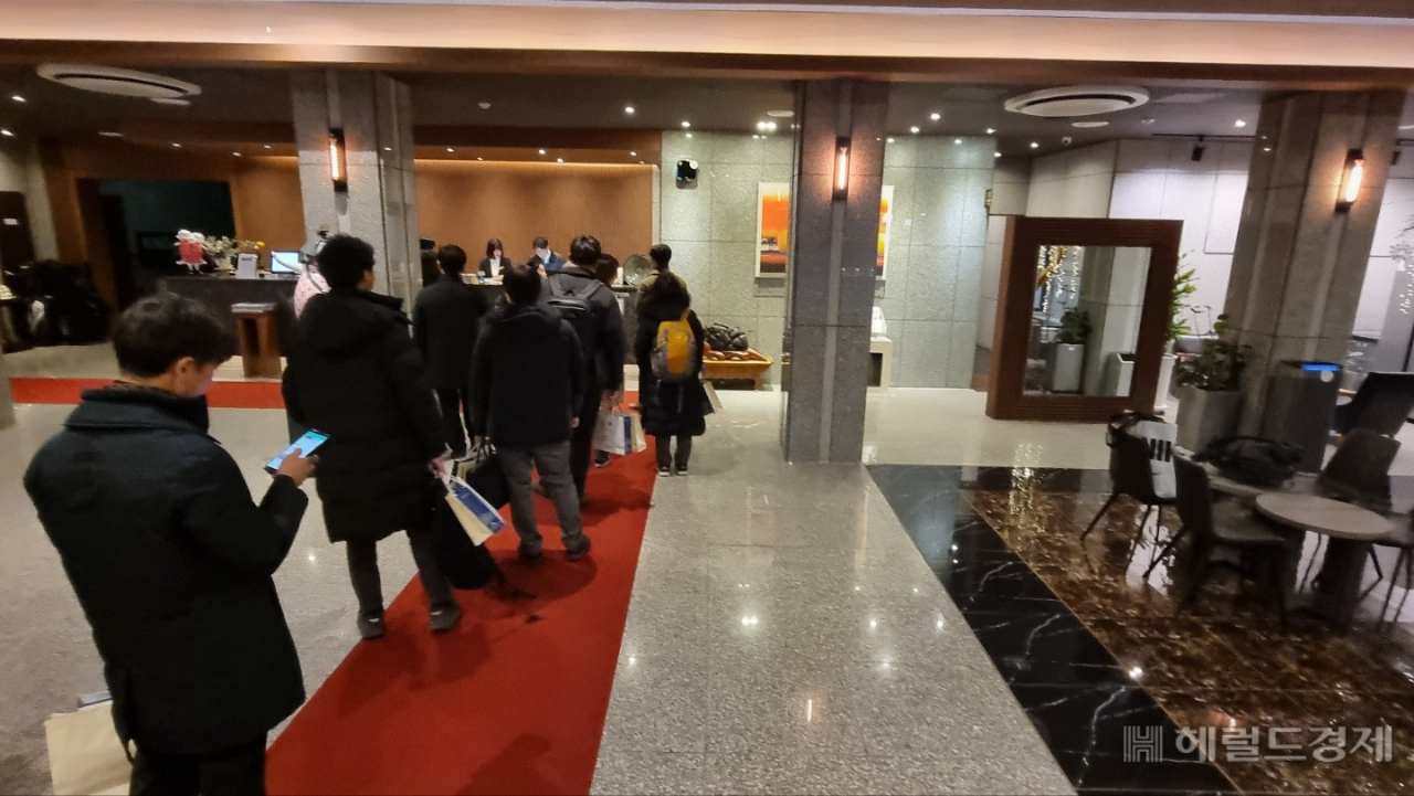 대마산단, 빛그린산단 등 지역을 찾는 비즈니스맨들이 이 호텔에서 단체로 숙박하는 모습이다.