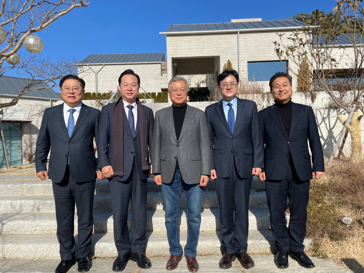 더불어민주당 홍익표 원내대표 등이 12일 경남 양산 평산마을 문재인 전 대통령 사저를 방문, 기념 촬영을 하고 있다. 왼쪽부터 이재영 민주당 양산갑 지역위원장, 김두관 의원, 문 전 대통령, 홍 원내대표, 김영배 의원. [연합]
