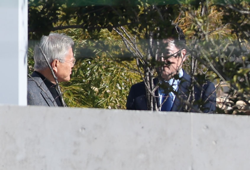 더불어민주당 홍익표 원내대표가 12일 오후 경남 양산시 하북면 평산마을 문재인 전 대통령 사저를 방문, 문 전 대통령을 예방하고 있다. [연합]