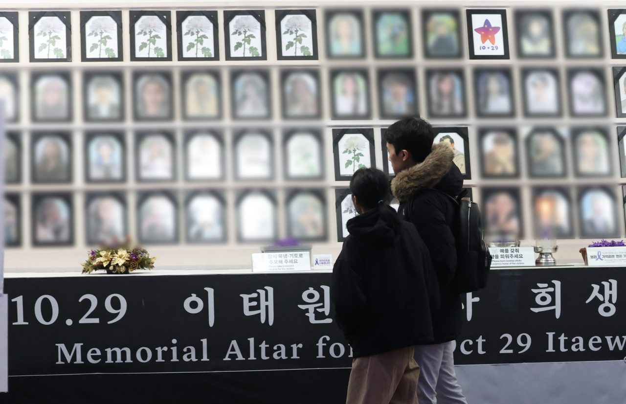 이태원 참사 특별법이 국회를 통과한 9일 오후 시민들이 서울 중구 서울시청 이태원 참사 분향소 앞을 지나고 있다. [연합]