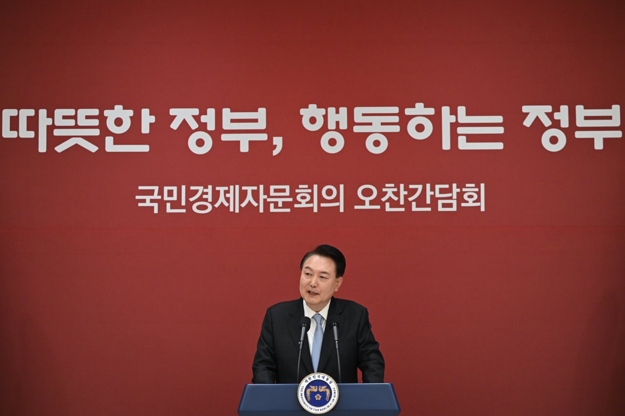 윤석열 대통령이 11일 서울 용산 대통령실 청사에서 열린 국민경제자문회의 위원들과의 오찬 간담회에 참석해 발언하고 있다. [연합]