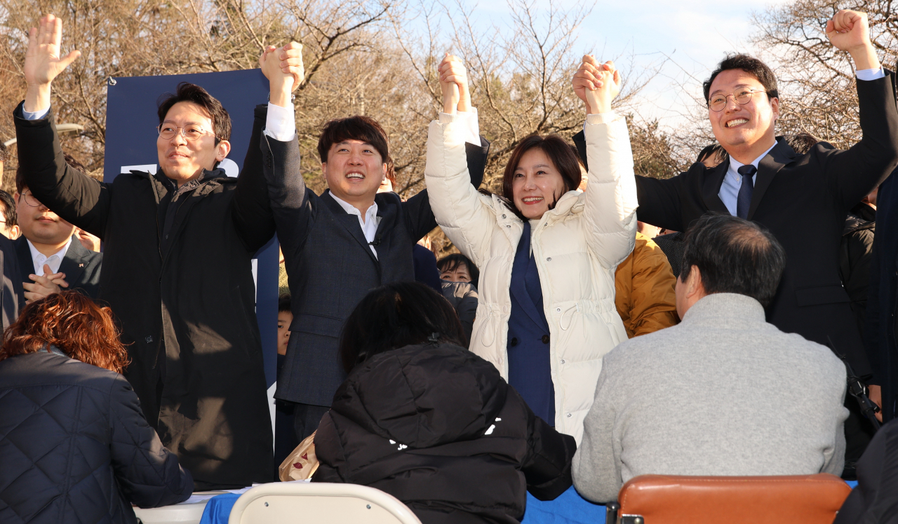 가칭 '개혁신당' 창당을 선언한 이준석 전 국민의힘 대표가 지난 6일 오후 대구 수성구 수성못에서 천하람, 이기인, 허은아 공동 창당준비위원장과 함께 길거리 당원 모집에 나서고 있다. [연합]