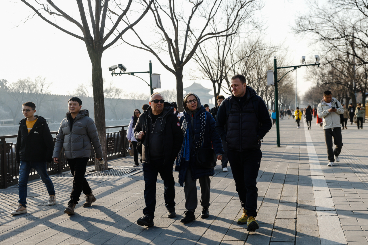중국 베이징 자금성 인근에서 외국인 관광객들이 걸어가고 있다. [EPA]