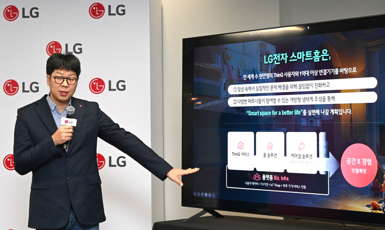 김건우 LG전자 플랫폼사업센터 상무가 11일(현지시간) 미국 라스베이거스에서 기자간담회를 갖고 스마트홈 플랫폼 사업 전략을 설명하고 있다. [LG전자 제공]