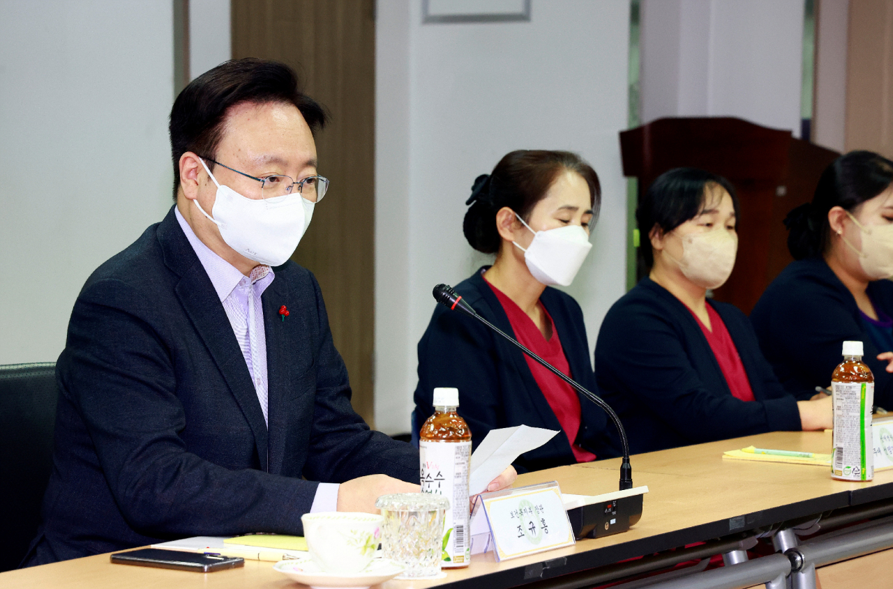 조규홍 보건복지부 장관이 5일 간호·간병 통합서비스를 제공하는 서울 영등포구 성애의료재단 성애병원을 방문해 종사자들의 애로사항을 청취하고 있다. [연합]