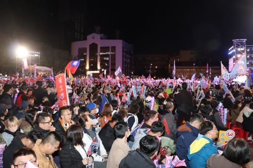 12일 대만 신베이시 반차오 운동장에서 열린 친중 제1야당 국민당의 허우유히 총통 후보의 선거 전야 마지막 유세 현장. [연합]