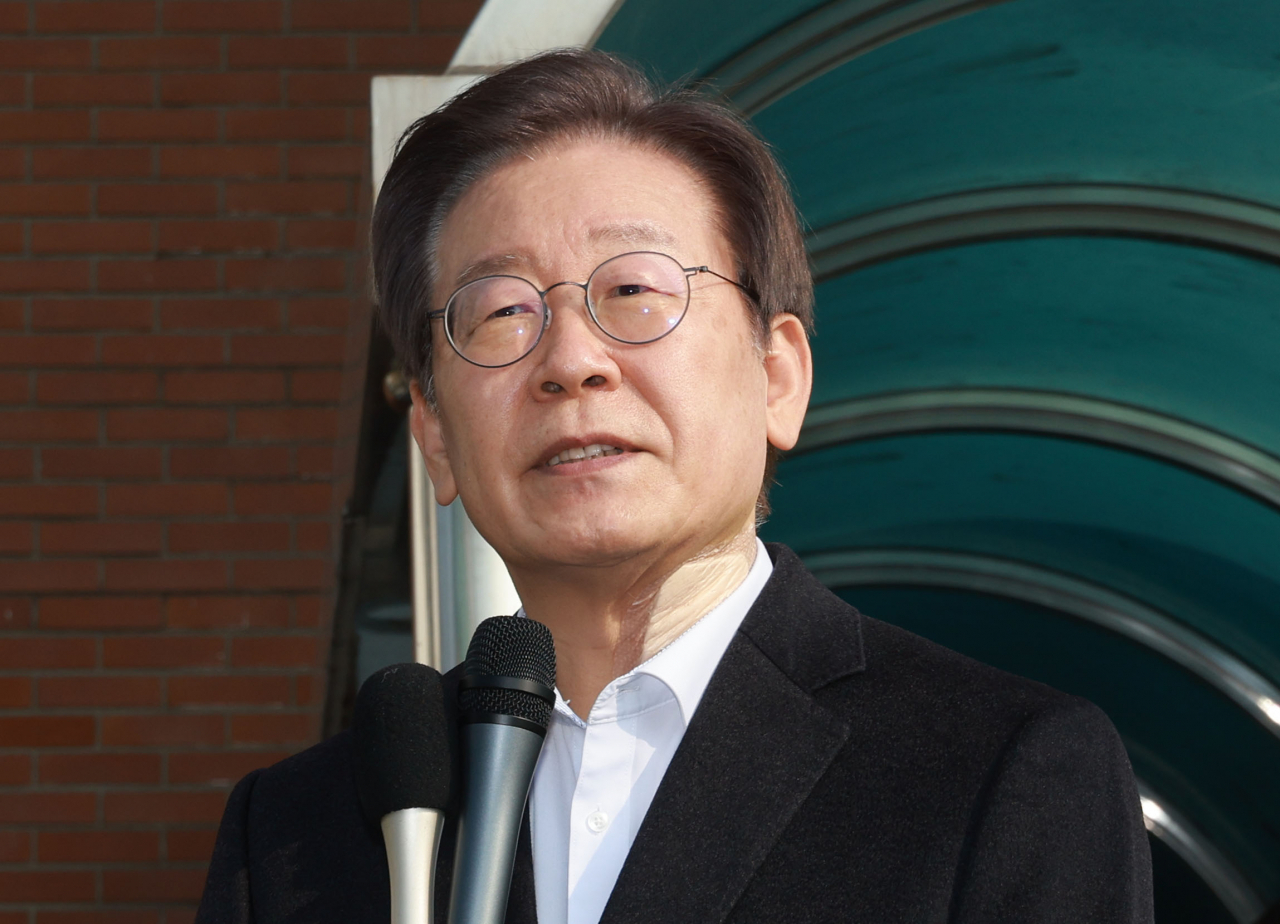 퇴원 후 자택에서 회복에 집중하고 있는 이재명 더불어민주당 대표의 복귀 시점에 관심이 쏠리고 있다. 사진은 이재명 대표가 지난 10일 서울 종로구 서울대학교 병원에서 퇴원하며 발언하고 있다.[연합]