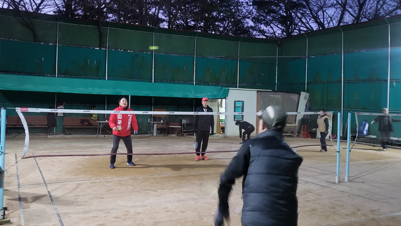 임준택 예비후보가 수정산 가족체육공원 배드민턴 동호인과 함께 배드민턴 경기를 하고 있다. [사진=임준택 후보사무소]