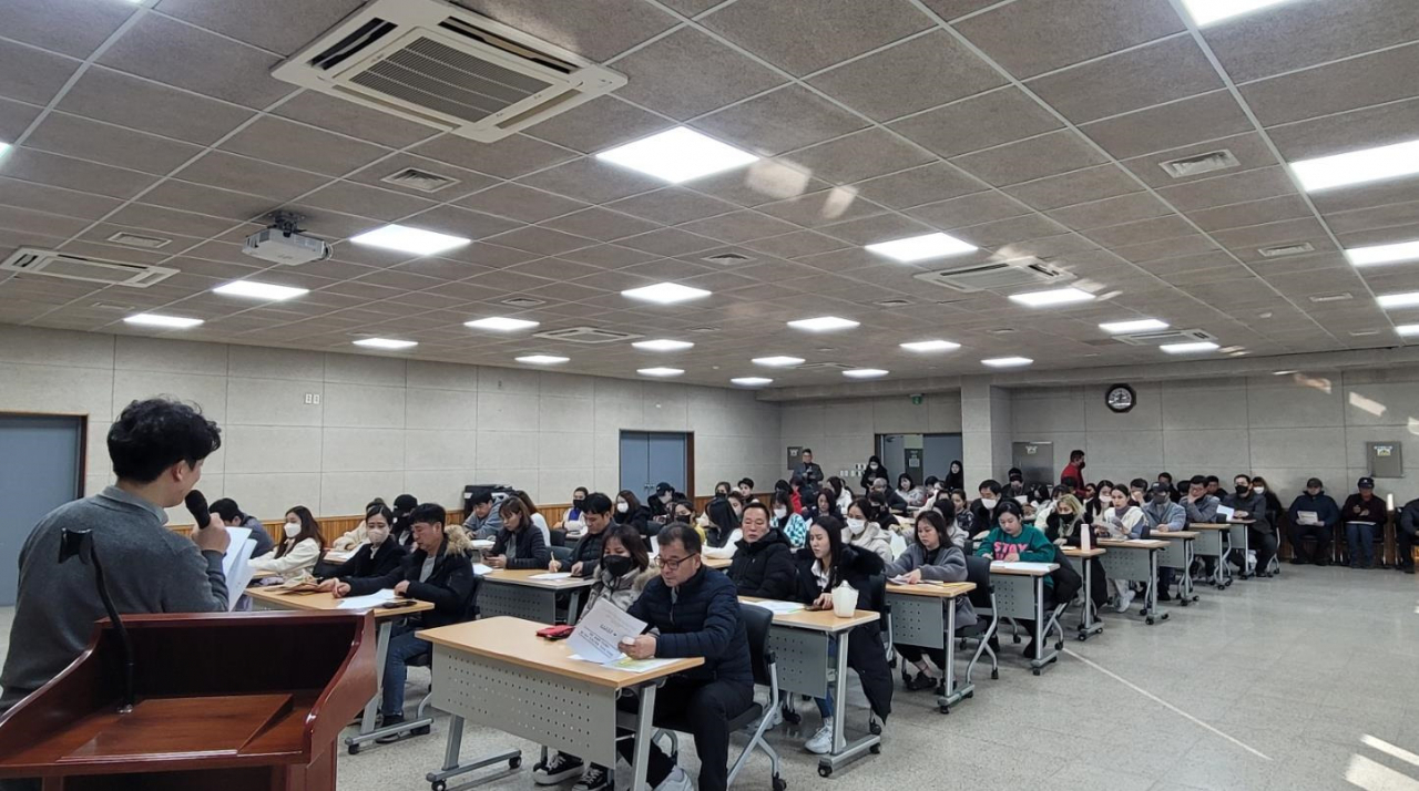 지난 5일 경남 김해시농업기술센터에서 외국인 계절근로자 신청 결혼이민자 150명을 대상으로 설명회를 열고 있다. [사진=김해시]