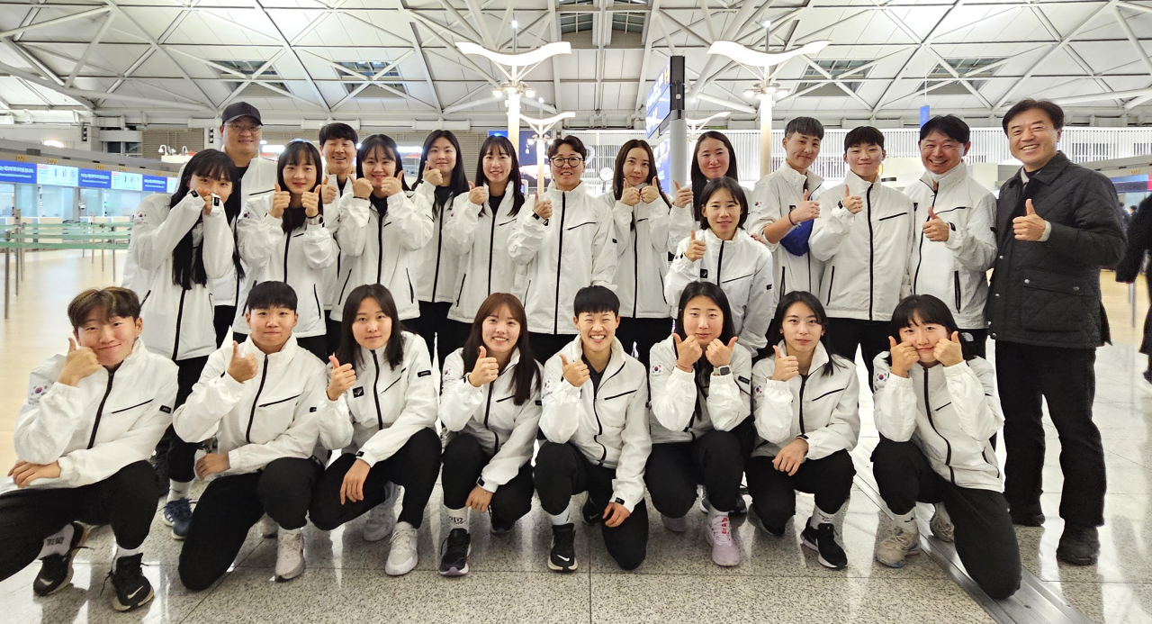 사진은 출국 전 기념 촬영하는 여자하키 국가대표 선수단 [연합]