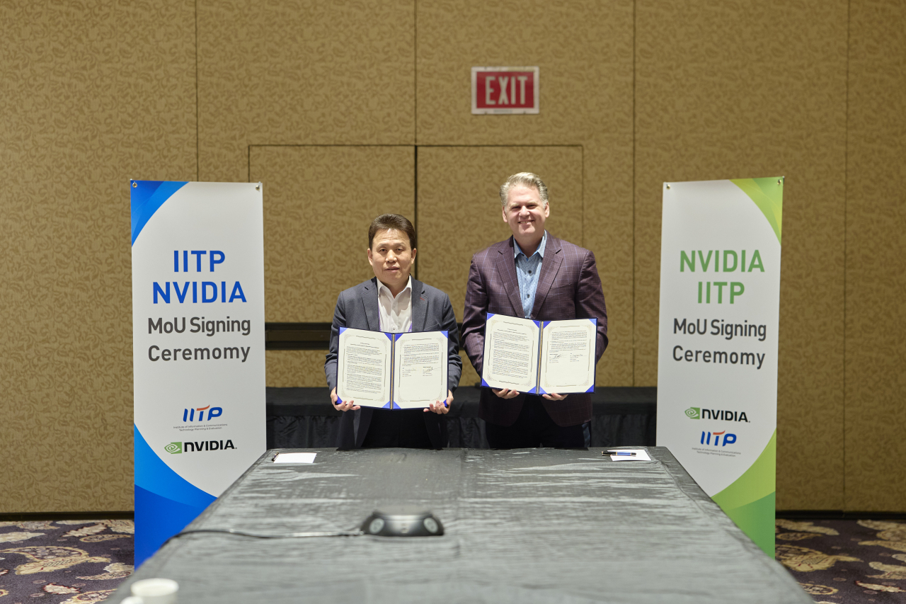 전성배(왼쪽) IITP 원장과 키스 스트리어 NVIDIA 부사장이 업무협약서에 서명 후 기념사진을 촬영하고 있다.[IITP 제공]