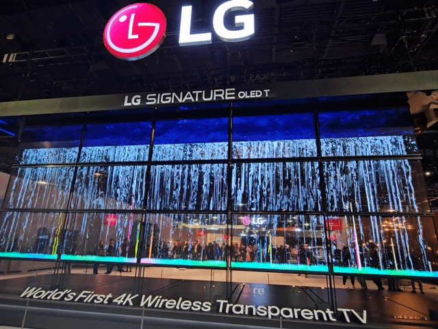‘CES 2024’ LG전자 전시관 전면에 배치된 ‘LG 시그니처 올레드 T’ 미디어아트. 김민지 기자