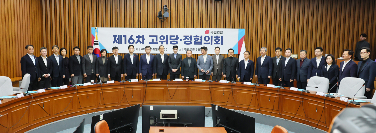 한덕수 국무총리와 국민의힘 한동훈 비상대책위원장이 14일 오전 국회에서 열린 제16차 고위 당·정 협의회에서 참석자들과 기념촬영을 하고 있다. [연합]