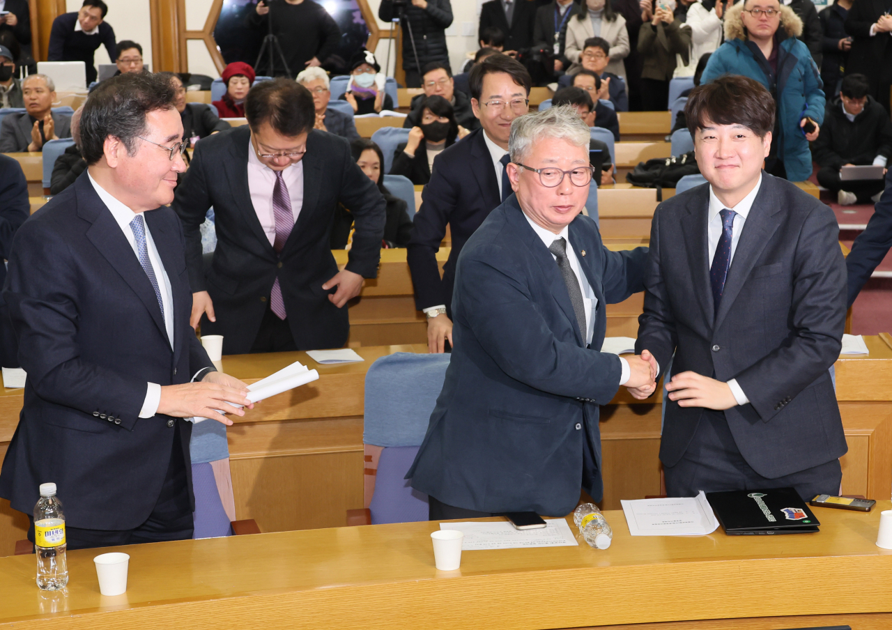 14일 국회 의원회관에서 열린 미래대연합(가칭) 창당준비위원회 출범식에서 조응천 공동추진위원장이 이준석 개혁신당(가칭) 정강정책위원장과 악수하고 있다. 왼쪽은 이낙연 전 더불어민주당 대표. [연합]