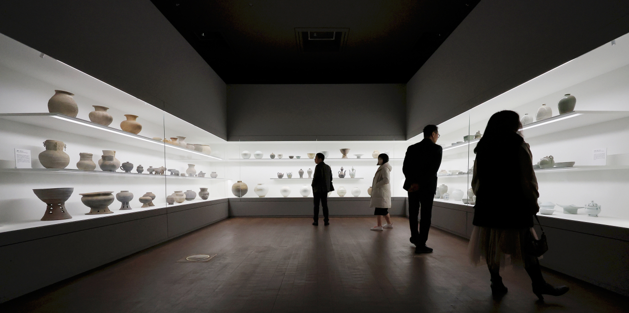 Visitors view works on exhibit in the renovated donor galleries at the National Museum of Korea in Seoul on Thursday, ahead of an official reopening the following day. (Yonhap)