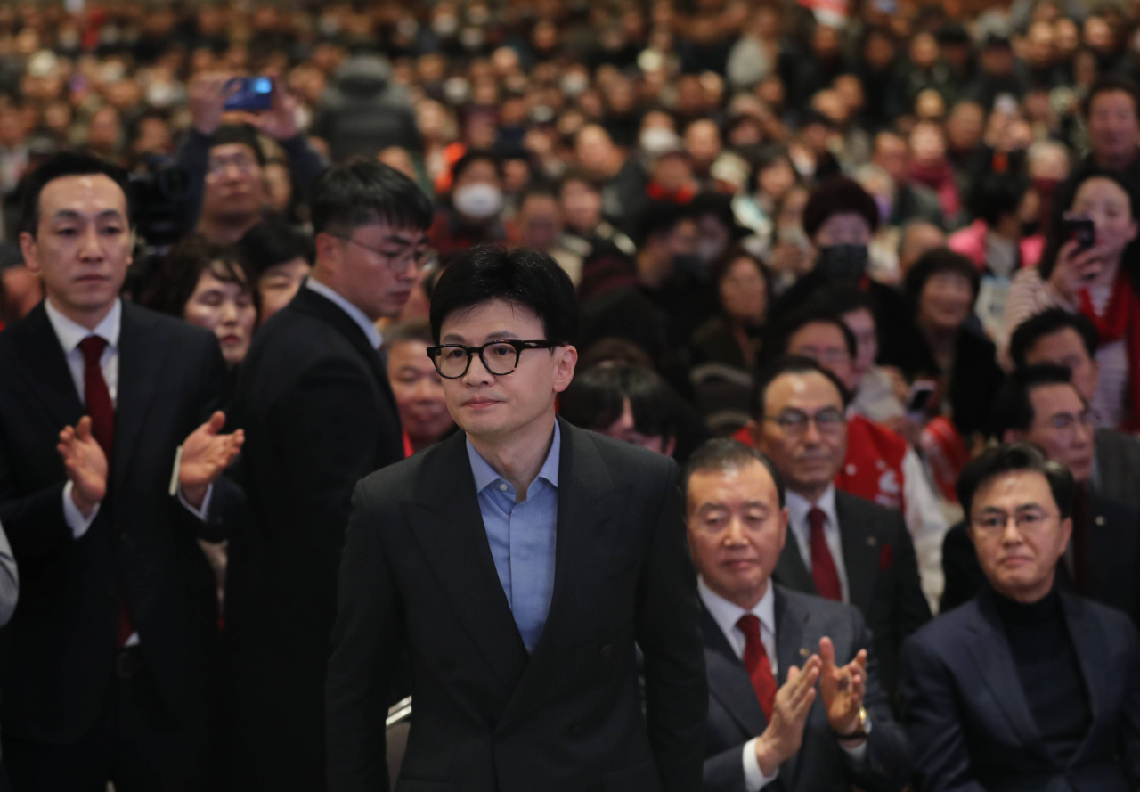 한동훈 국민의힘 비상대책위원장이 14일 충남 예산 스플라스리솜에서 열린 충남도당 신년인사회에 참석해 단상으로 이동하고 있다. [연합]