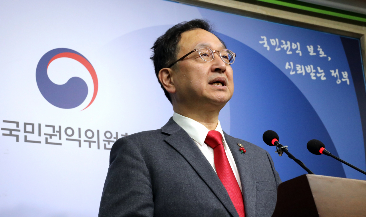 정승윤 국민권익위원회 위원장 직무대리가 8일 오후 정부세종청사 국민권익위에서 고위공직자범죄수사처 김진욱 처장과 여운국 차장이 후임 공수처장 인선을 문자 메시지로 논의한 것과 관련해 권익위에 접수된 신고 사건 조사를 위한 대면조사가 이뤄지지 못한 것과 관련한 경과 설명을 하고 있다. [연합]