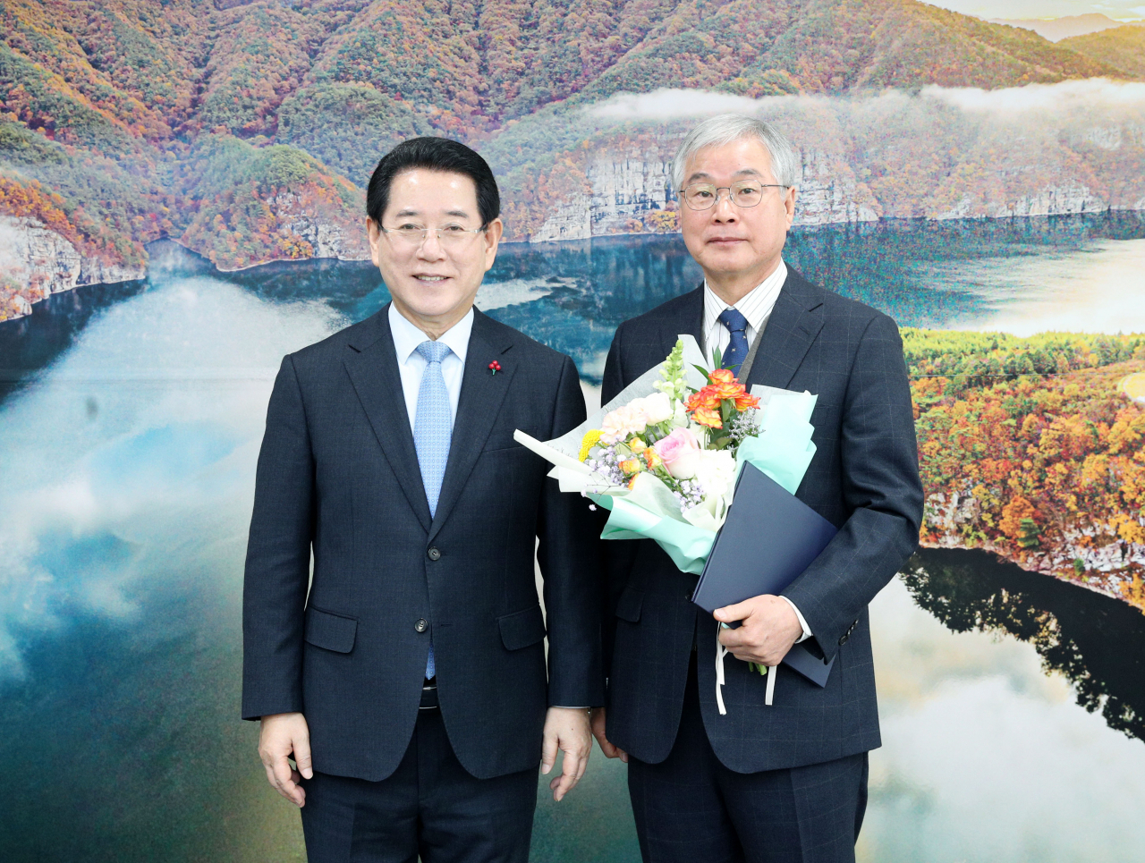 한국학 호남 진흥원장으로 임명된 홍영기 전 순천대교수(왼쪽)