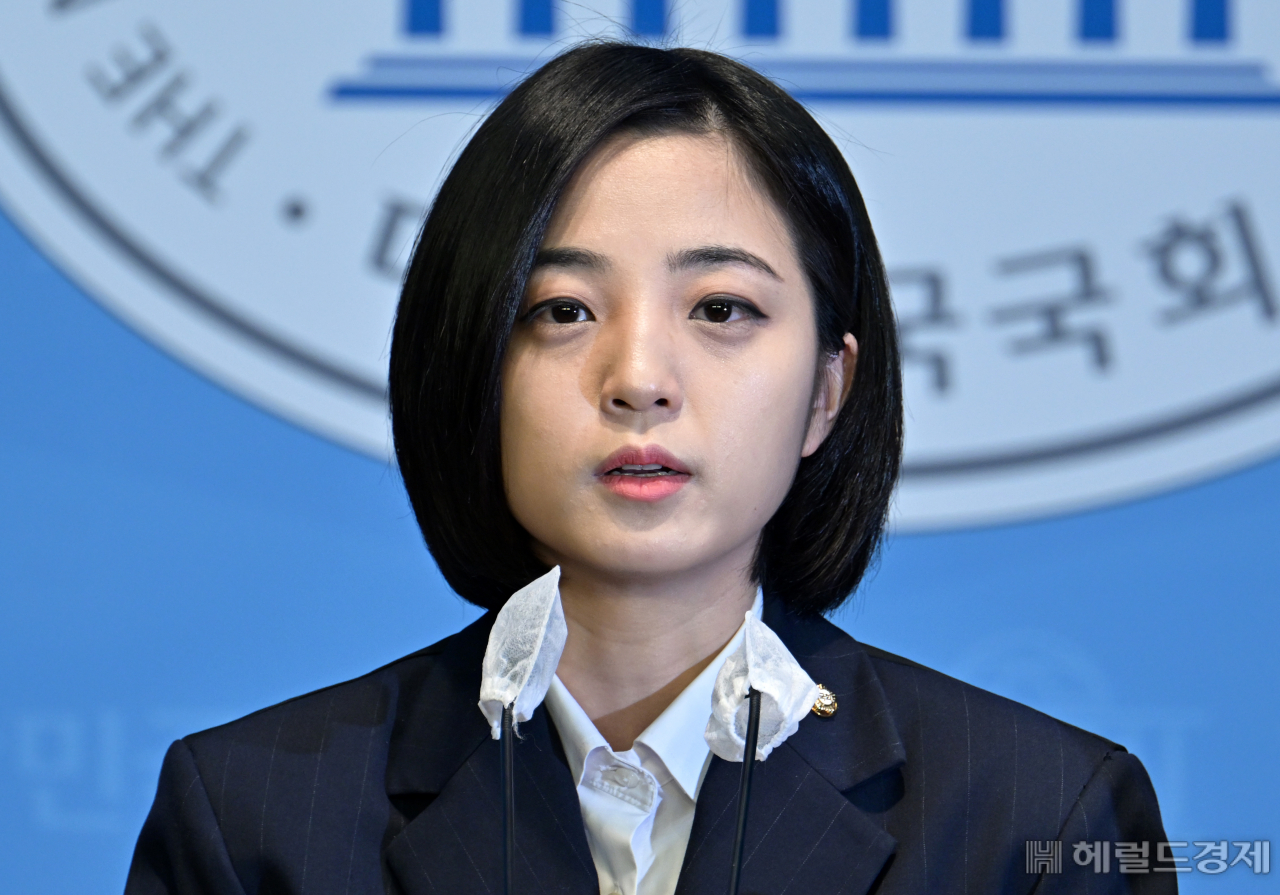 류호정 의원이 15일 오전 서울 여의도 국회 소통관에서 정의당 탈당 기자회견을 가지고 있다. 임세준 기자