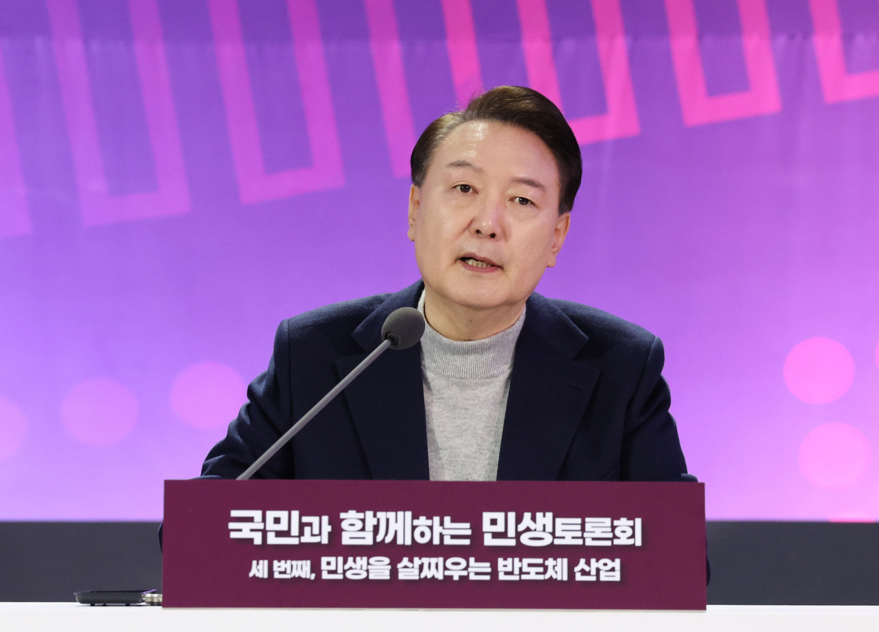 윤석열 대통령이 15일 경기도 수원시 장안구 성균관대 자연과학캠퍼스 반도체관에서 열린 '국민과 함께하는 민생토론회-세 번째, 민생을 살찌우는 반도체 산업'에서 발언하고 있다. [연합]