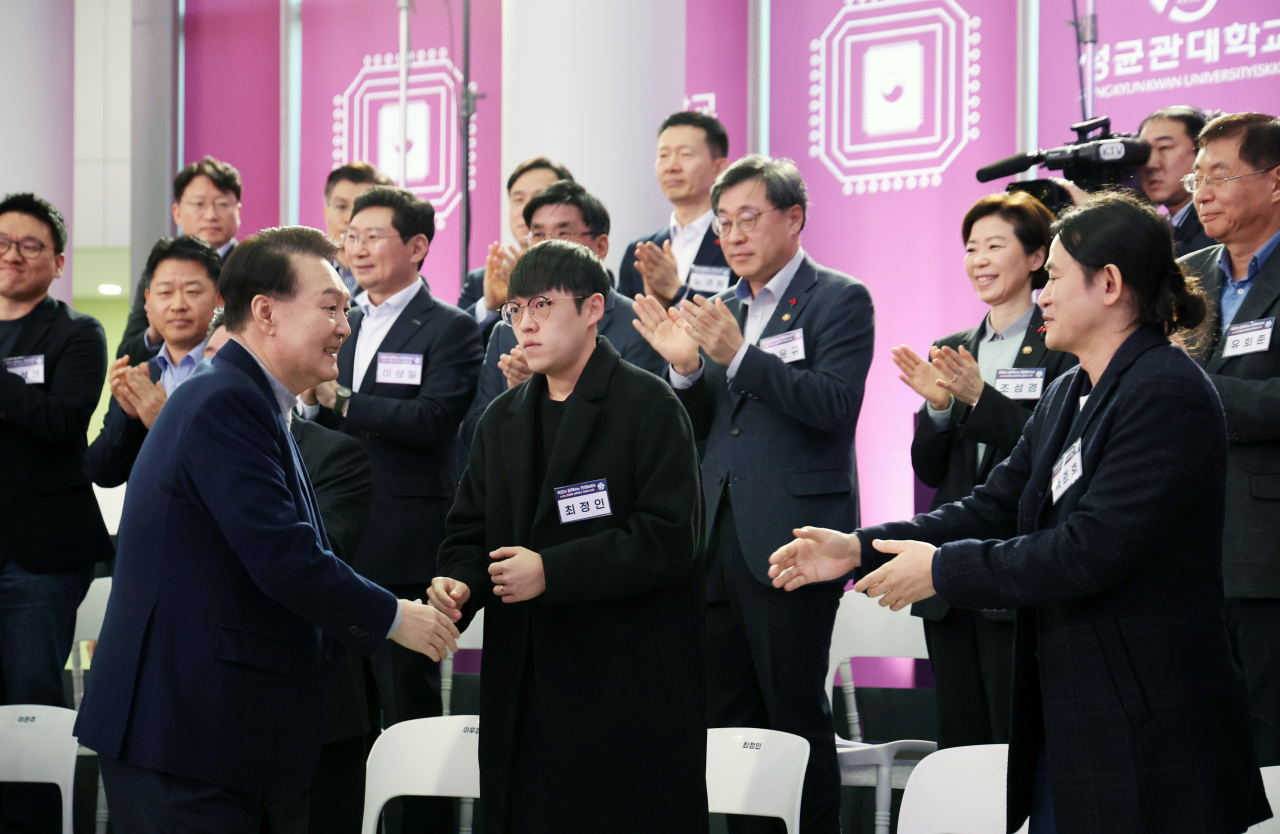 윤석열 대통령이 15일 경기도 수원시 장안구 성균관대 자연과학캠퍼스 반도체관에서 열린 '국민과 함께하는 민생토론회-세 번째, 민생을 살찌우는 반도체 산업'에 입장하며 악수하고 있다. [연합]