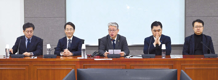 미래대연합 창당을 추진하는 조응천 의원이 15일 오전 국회 의원회관에서 열린 첫 확대운영회의에서 모두발언을 하고 있다. 이날 회의는 모두발언 외에는 비공개로 열렸다. 미래대연합은 더불어민주당 탈당파인 조응천·김종민·이원욱 의원 주축의 신당 추진 그룹이다. 왼쪽부터 박원석 전 의원, 이원욱 의원, 조 의원, 김종민 의원, 정태근 전 의원. 이상섭 기자