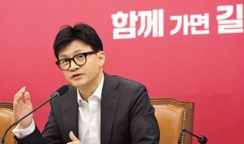 한동훈 국민의힘 비상대책위원장이 15일 국회에서 열린 비대위 회의에 참석해 모두발언을 하고 있다. 이상섭 기자