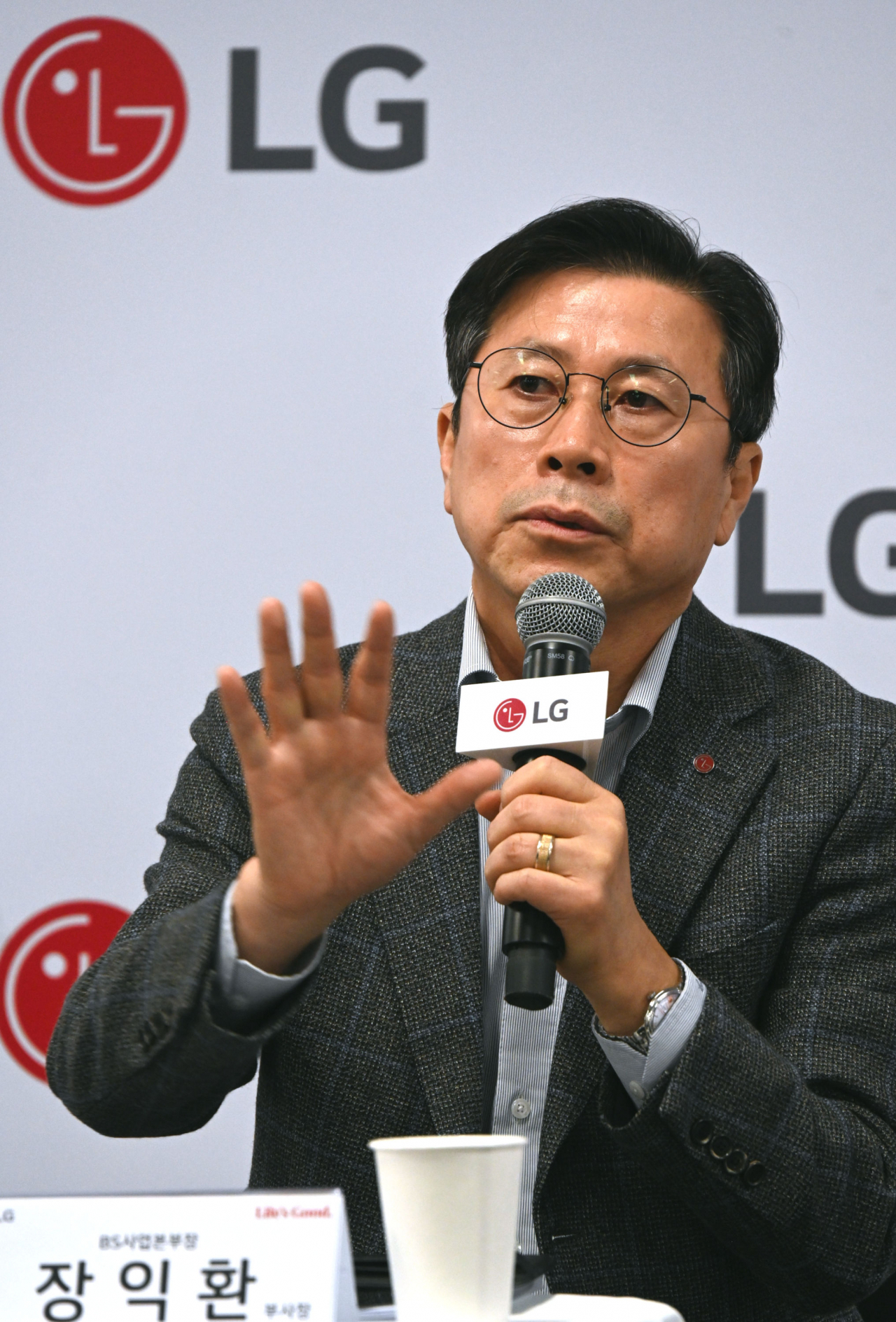 장익환 LG전자 BS사업본부장(부사장)이 지난 11일(현지시간) CES 2024가 열린 미국 라스베이거스에서 전기차(EV) 충전기 사업의 경쟁력과 전략을 설명하고 있다. [LG전자 제공]