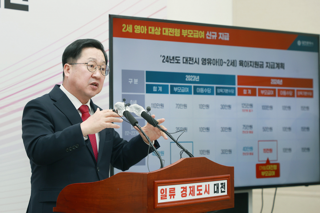 이장우 시장이 15일 신년브리핑을 열고 2024년을 ‘대한민국 과학수도 일류경제도시 대전’ 실현을 위해 거침없이 비상하는 한 해로 만들겠다는 의지를 밝히고 있다.