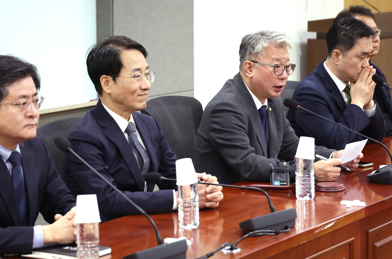 '미래대연합' 창당을 준비 중인 조응천 의원이 15일 국회에서 열린 확대운영회의에서 발언을 하고 있다. 왼쪽부터 박원석 전 의원, 이원욱 의원, 조 의원, 김종민 의원, 정태근 전 의원. [연합]