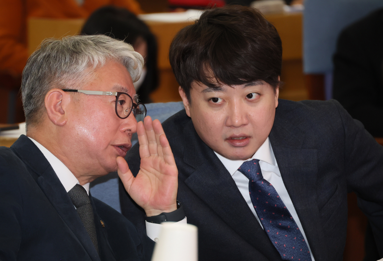14일 국회 의원회관에서 열린 미래대연합(가칭) 창당준비위원회 출범식에서 조응천 공동추진위원장과 이준석 개혁신당(가칭) 정강정책위원장이 대화하고 있다. [연합]