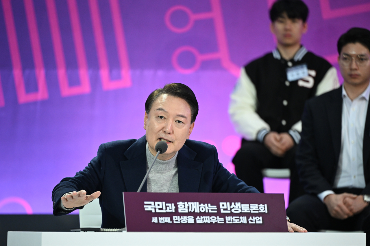 윤석열 대통령이 15일 경기도 수원시 장안구 성균관대 자연과학캠퍼스 반도체관에서 열린 '국민과 함께하는 민생토론회-세 번째, 민생을 살찌우는 반도체 산업'에서 발언하고 있다. [연합]