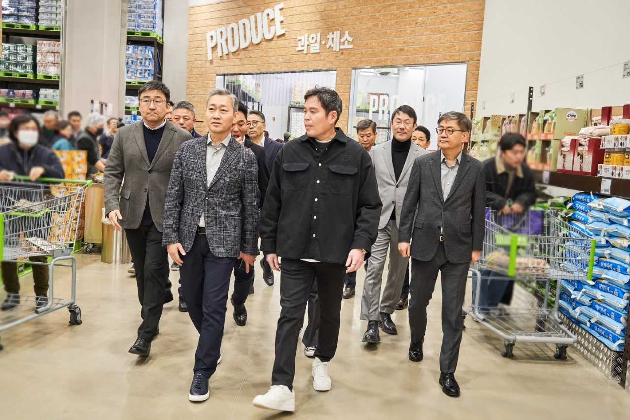정용진 신세계그룹 부회장이 15일 개점을 앞둔 스타필드 수원 현장을 찾았다. [신세계그룹 제공]