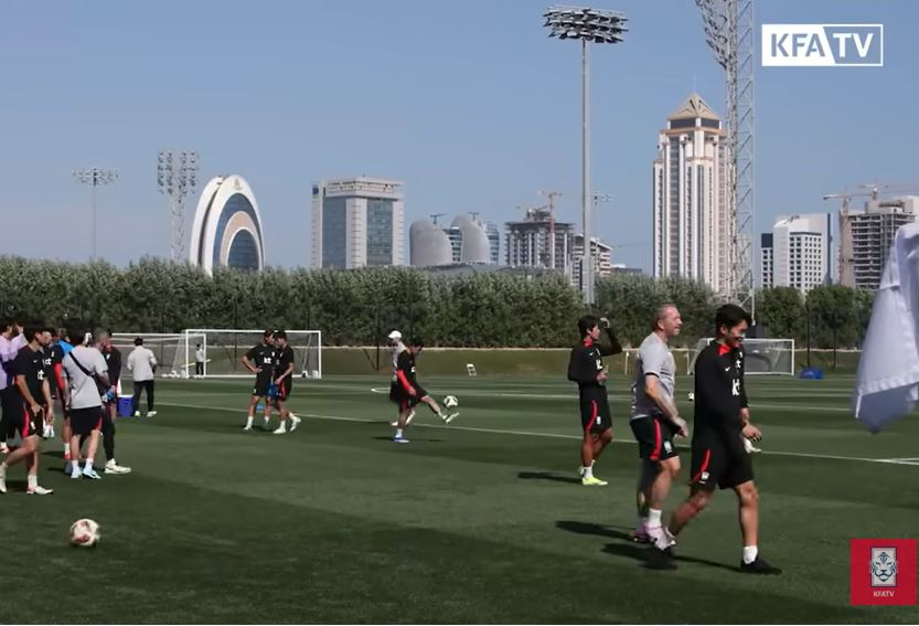 2023 AFC 카타르 아시안컵에 참가하는 대한민국 축구 국가대표팀15일 오후 8시 30분(한국시간)에 바레인과 첫 경기를 갖는다. 훈련중인 선수들 모습. [KFATV 캡처]