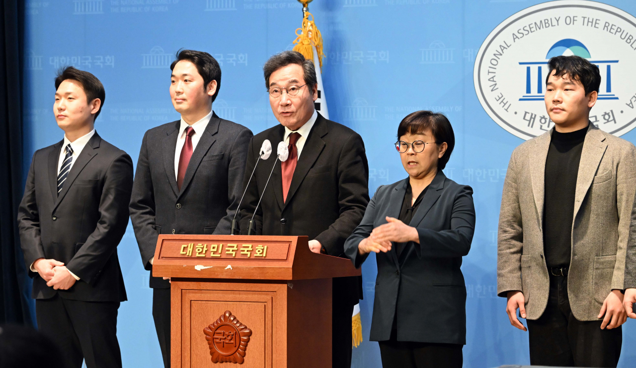 이낙연(가운데) 전 더불어민주당 대표가 11일 오후 서울 여의도 국회 소통관에서 기자회견을 열고 탈당을 선언하고 있다. 이상섭 기자