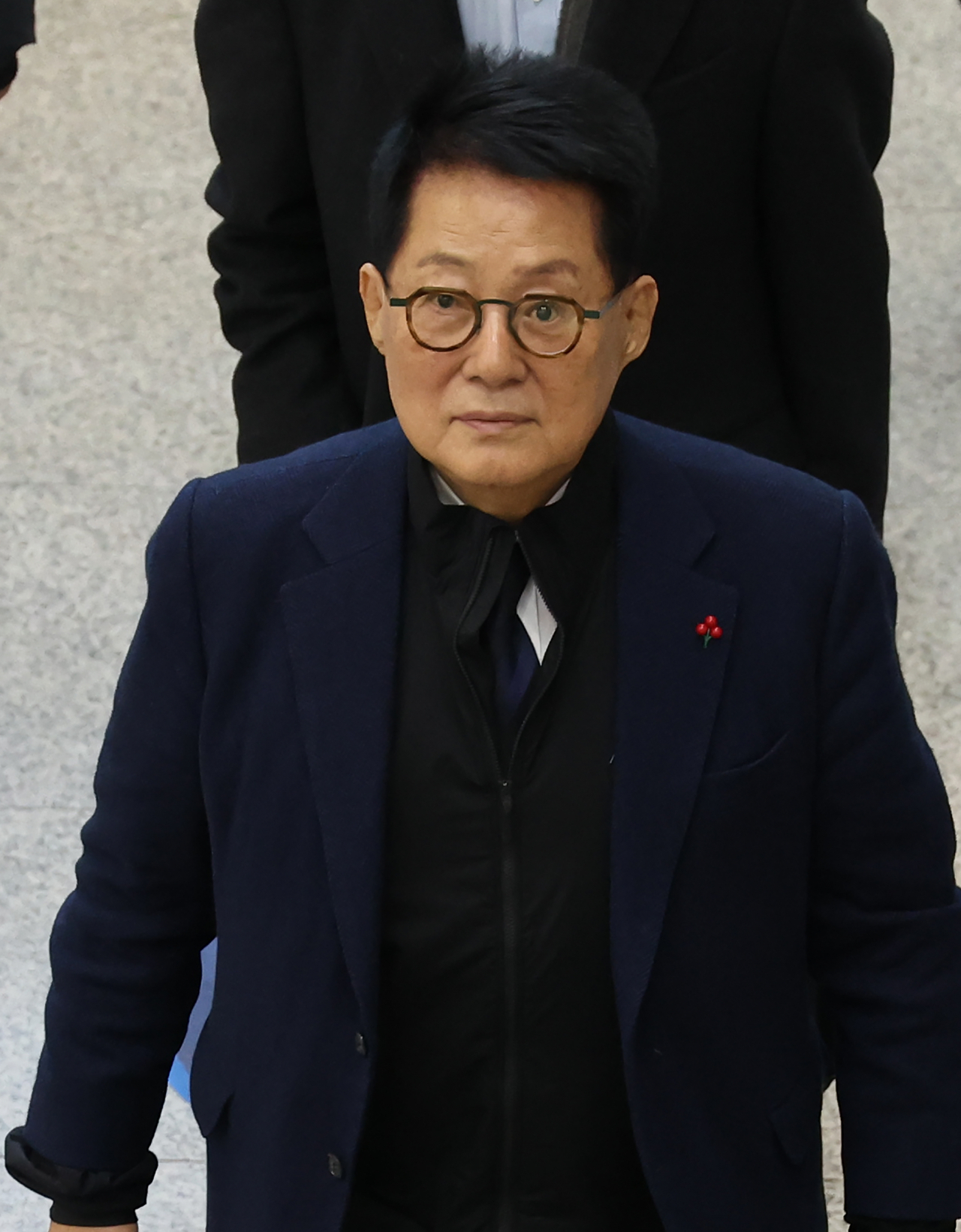 '서해 공무원 피격 사건'을 은폐한 혐의로 기소된 박지원 전 국정원장이 12일 오전 서울 서초구 서울중앙지법에서 열린 속행공판에 출석하고 있다.[연합]