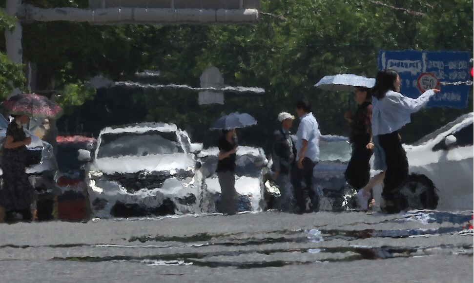 지난해 8월의 대구 모습. 시민들이 열기로 가득한 도로를 걷고 있다.[연합]