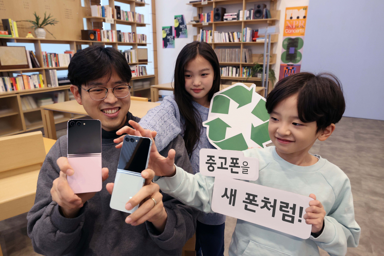 LG유플러스 모델이 삼성전자와 함께 출시한 ‘갤럭시 패밀리 폰 프로그램’을 소개하고 있다. [LG유플러스 제공]