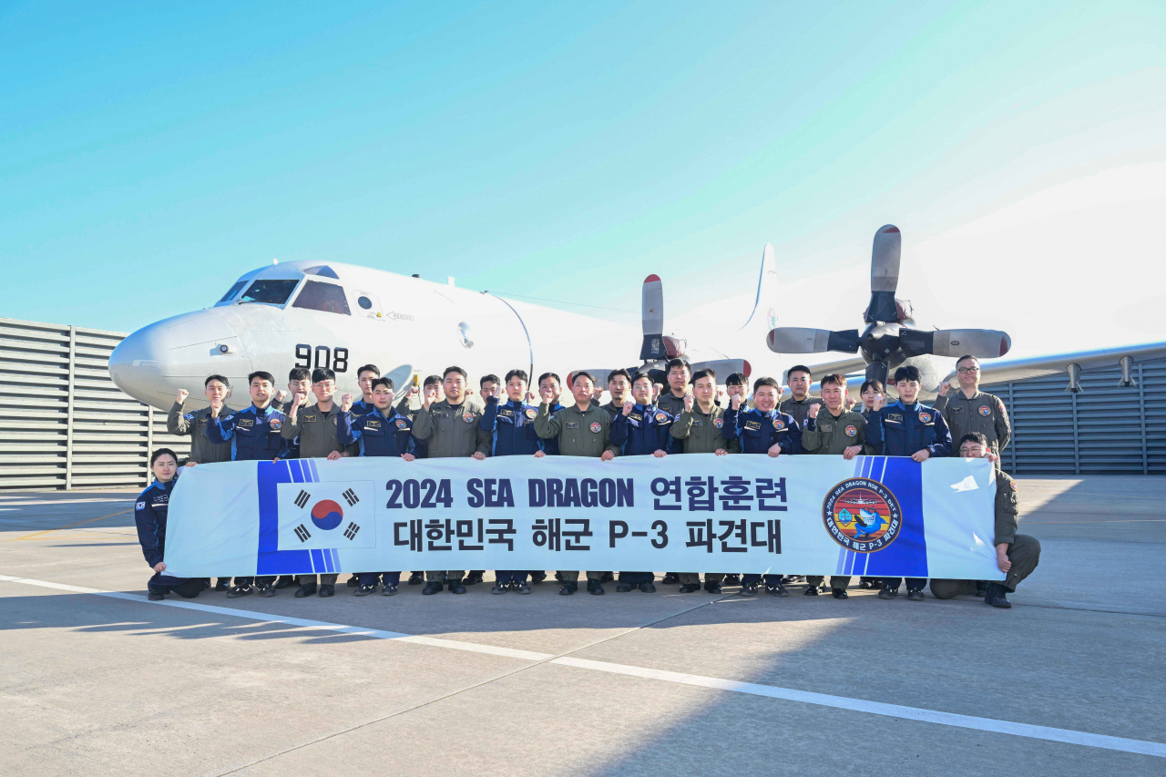 지난 15일 항공대잠전 능력 향상을 위한 2024 시드래곤(Sea Dragon) 연합훈련에 참가하는 장병들이 P-3 해상초계기 앞에서 성공적인 임무 완수를 위해 각오를 다지고 있다. [해군 제공]