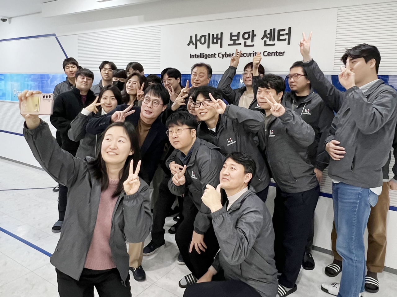 지난 9일 이상국 KT DS 신임 대표(둘째 줄 왼쪽 두 번째)가 사이버 종합상황실을 방문해 구성원들과 소통의 시간을 가졌다. [KT DS 제공]