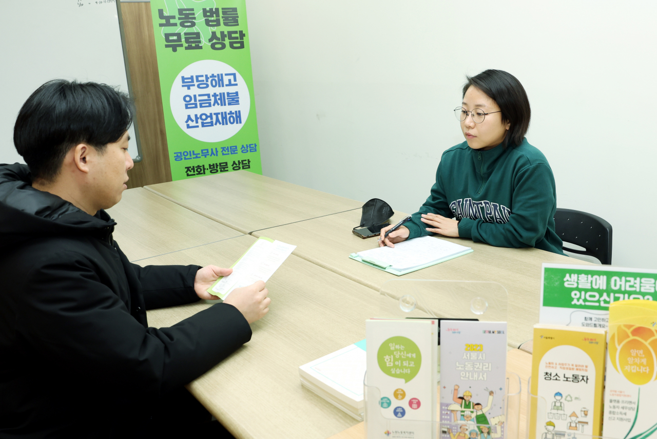 취약계층 노동자를 위해 지하철 7호선 마들역 지하1층에서 운영하는 노원노동복지센터가 12년째 주민들의 호응을 얻고 있다. 센터 상담 장면.[노원구 제공]