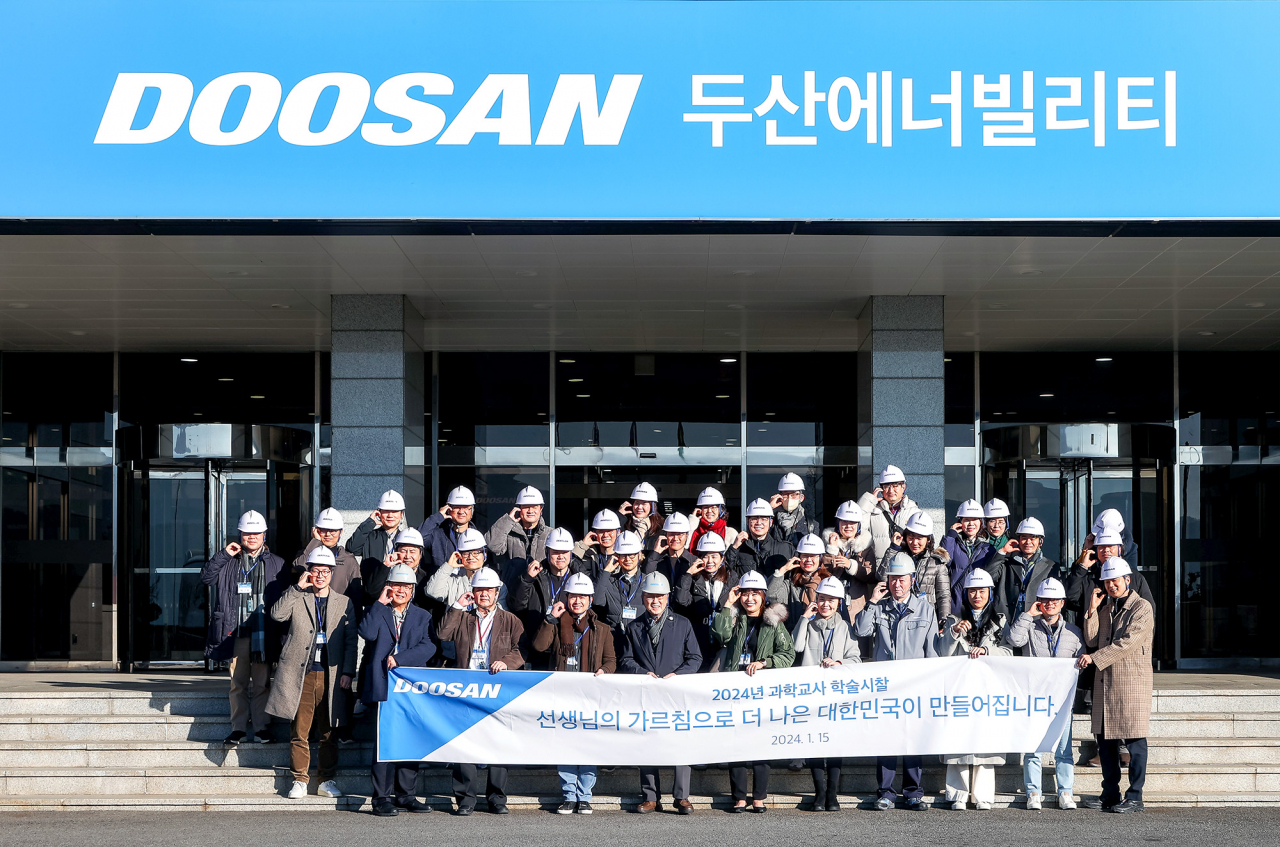 박용현(앞줄 왼쪽 네 번째) 두산연강재단 이사장과 과학교사 학술시찰단이 15일 경남 창원 두산에너빌리티 본사에서 기념사진을 촬영하고 있다. [두산 제공]
