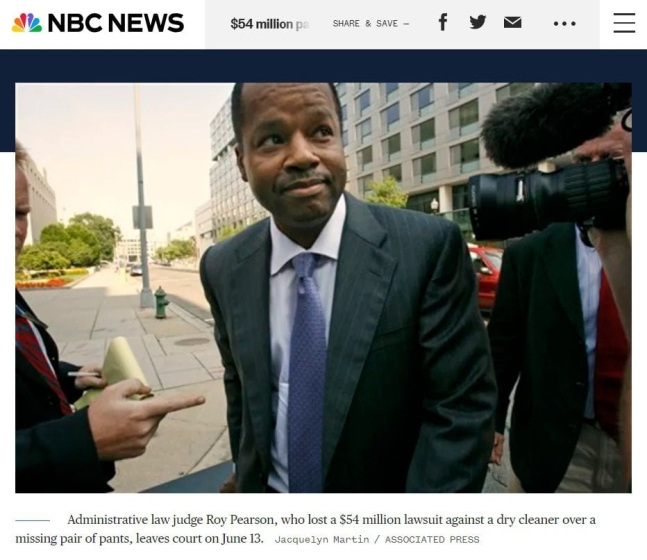 패소한 피어슨 판사가 법정을 나서고 있다. [NBC]