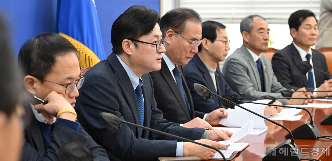 홍익표 더불어민주당 원내대표가 16일 서울 여의도 국회에서 열린 원내대책회의에 참석해 모두발언을 하고 있다. 이상섭 기자