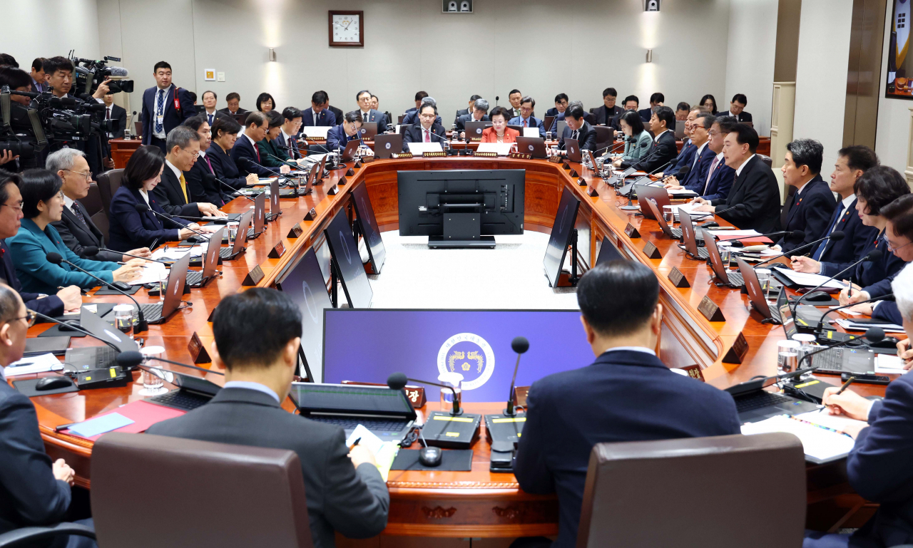 윤석열 대통령이 16일 서울 용산 대통령실 청사에서 국무회의를 주재하고 있다. [연합]
